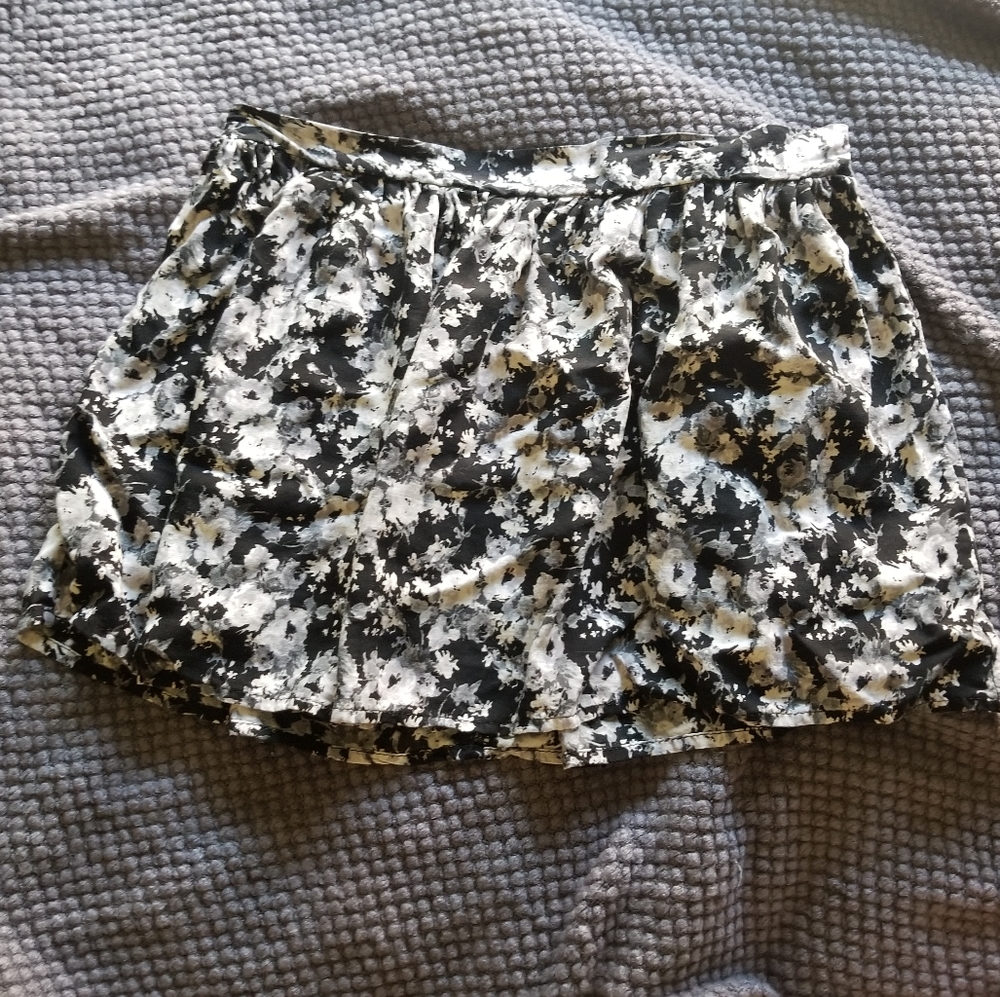 🛍Medium Black and White Floral Skater Skirt
